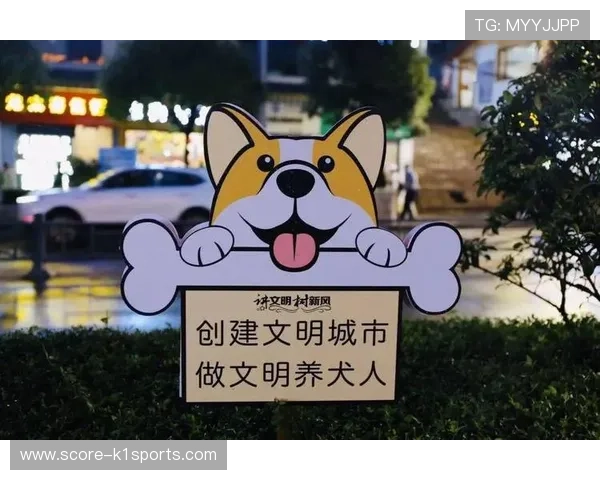 足球球星与爱犬亲密时光：遛狗时的轻松一刻展现明星另一面